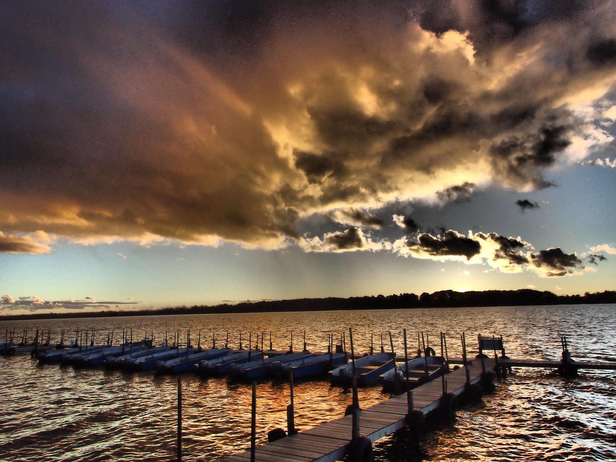 Lake Dalrymple Resort Lagoon City 외부 사진